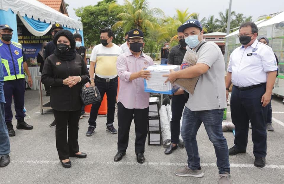 Penyerahan Lesen Sampan Khas Bantuan Speks Akuakultur Dan Bantuan Projek Dana Jaminan Makanan Djm Disempurnakan Oleh Timbalan Menteri Pertanian Dan Industri Makanan I Datuk Seri Haji Ahmad Bin Hamzah Di Umbai Melaka