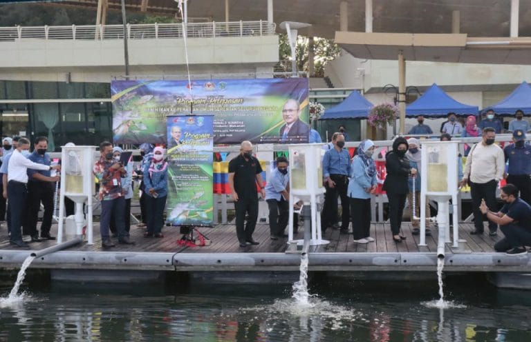 Pelepasan benih ikan ke perairan umum secara serentak seluruh Malaysia telah diadakan di Tasik Putrajaya dengan kerjasama antara Jabatan Perikanan Malaysia (DOF) dan Perbadanan Putrajaya.