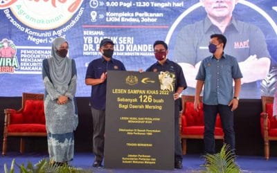 YB Datuk Seri Dr. Ronald Kiandee, Menteri Pertanian dan Industri Makanan telah menyampaikan sebanyak 126 lesen sampan khas kepada nelayan di Program Jelajah Dialog Industri Agromakanan Bersama Komuniti Agromakanan Negeri Johor.