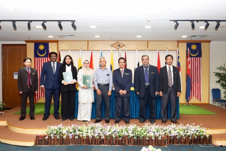 Majlis menandatangani dokumen kontrak/perjanjian bagi perkhidmatan merekabentuk, membina, menguji dan mentauliah bot peronda 13m untuk Jabatan Perikanan Laut Sarawak & bot peronda 10m untuk Jabatan Perikanan Malaysia.