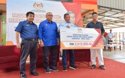 Minister of Agriculture and Food Security (MAFS), YB.  Datuk Seri Haji Mohamad bin Sabu, took the time to attend the Malaysia MADANI Program: Sufficient and Secure Fisheries in Hutan Melintang, Perak.