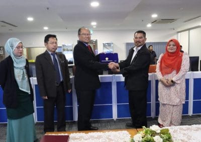 Sesi tandatangan, penyerahan perkakasan dan perisian berlangsung di Pusat Pemantauan Vesel (VMS), Jabatan Perikanan Malaysia.