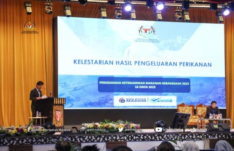 Sesi Pembentangan Plenari yang ke – 8 oleh Encik Nazri bin Ishak, Pengarah Bahagian Dasar dan Perancangan Strategik Jabatan Perikanan Malaysia telah membentangkan topik Kelestarian Hasil Pengeluaran Perikanan dalam Persidangan Keterjaminan Makanan Kebangsaan 2023 di Dewan Besar, Universiti Putra Malaysia.
