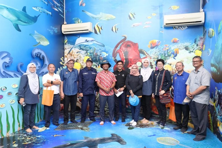 YBhg. Dato’ Sri Lokman Hakim Ali, Ketua Setiausaha Kementerian Pertanian dan Keterjaminan Makanan (KSU KPKM) telah mengadakan lawatan kerja rasmi ke Pulau Tioman bagi meninjau status terikini Pusat Taman Laut Pulau Tioman.