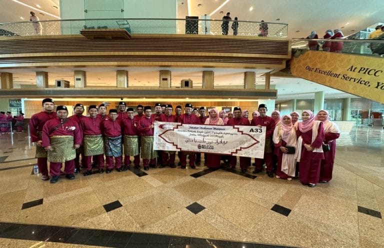 Seramai 32 orang kakitangan Jabatan Perikanan Malaysia bersama YBhg. Dato’ Adnan bin Hussain, Ketua Pengarah Perikanan turut menyertai Perarakan Perpaduan Teras Malaysia Madani sempena sambutan Maulidur Rasul SAW pada kali ini.